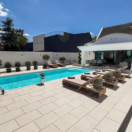 Ring Pool & Padel Belgrade Villa *