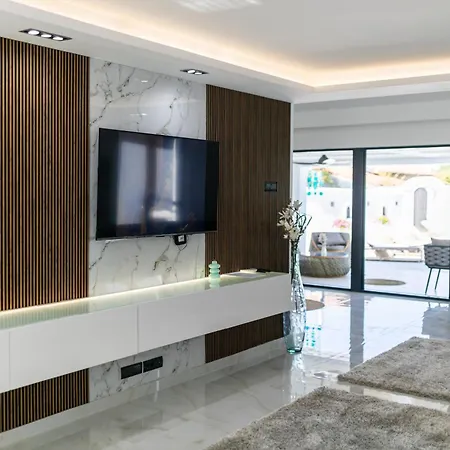 Ring Pool & Padel Belgrade Villa *