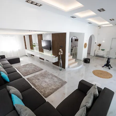 Ring Pool & Padel Belgrade Baric