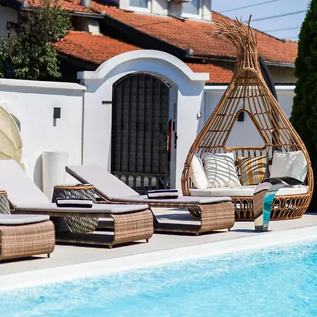 Villa Ring Pool & Padel Belgrade *