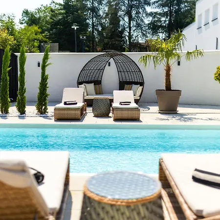 Ring Pool & Padel Belgrade Villa *