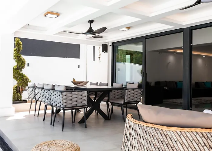 Ring Pool & Padel Belgrade Villa Baric