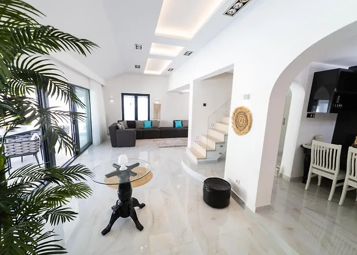 Ring Pool & Padel Belgrade Villa Baric