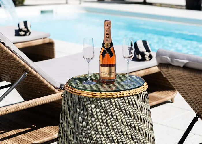 Ring Pool & Padel Belgrade Villa *