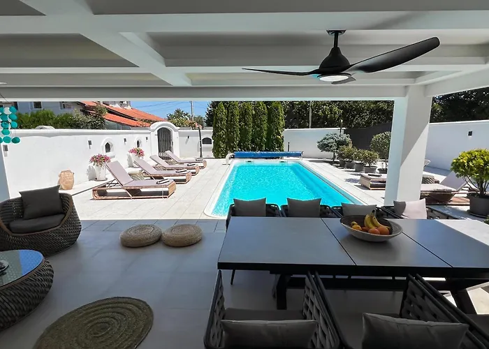 Ring Pool & Padel Belgrade Villa Baric