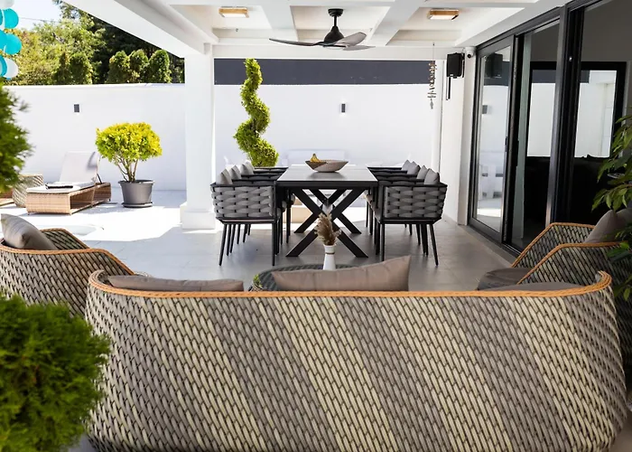 Villa Ring Pool & Padel Belgrade Baric