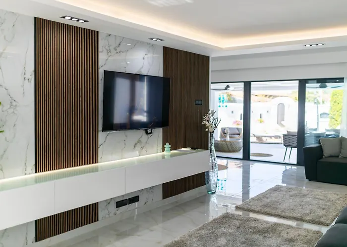 Ring Pool & Padel Belgrade Villa *