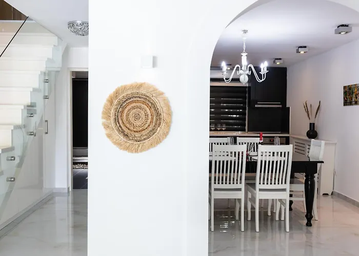 Ring Pool & Padel Belgrade Villa *