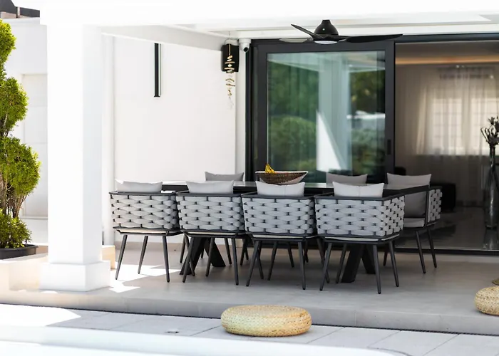 Ring Pool & Padel Belgrade Villa Baric