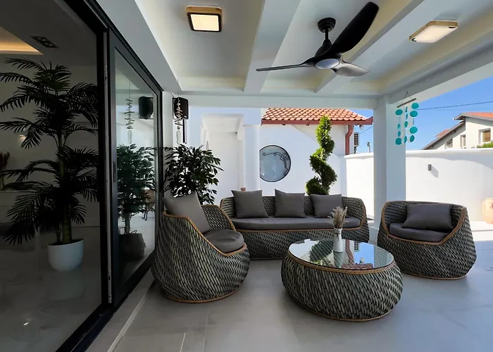 Ring Pool & Padel Belgrade Villa *